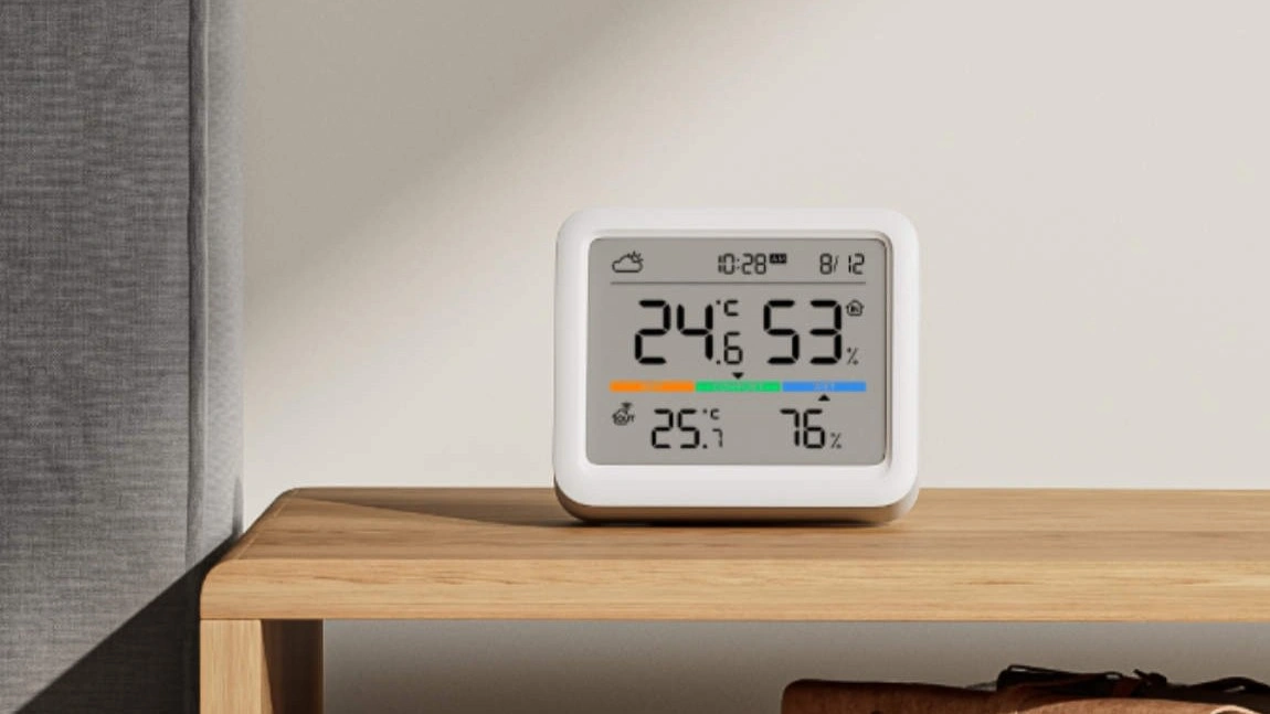 SwitchBot Meter Pro Smart Home Wetterstation auf Nachttisch