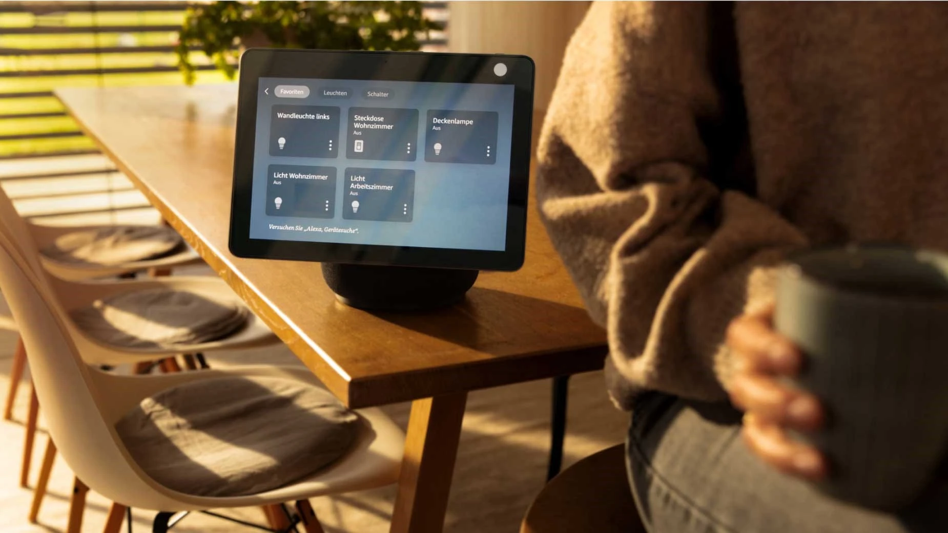 Amazon Echo Show 10 auf Esstisch