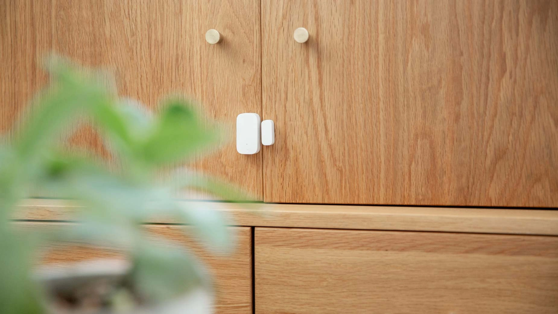 Aqara Smarter Tür- und Fenstersensor an Kommode