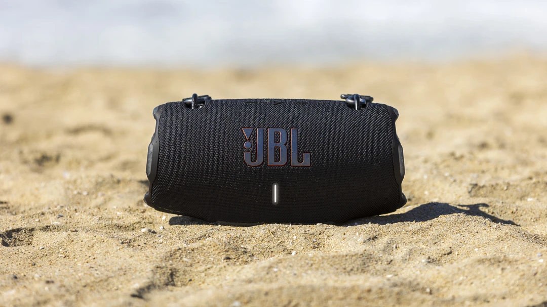 JBL Bluetooth-Lautsprecher im Sand am Strand
