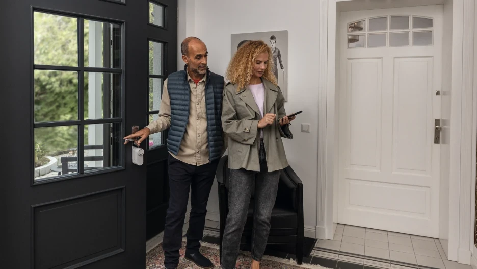 Paar Betritt Haus, Haustür geöffnet vom ABUS LOXERIS One