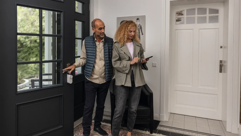 Paar Betritt Haus, Haustür geöffnet vom ABUS LOXERIS One