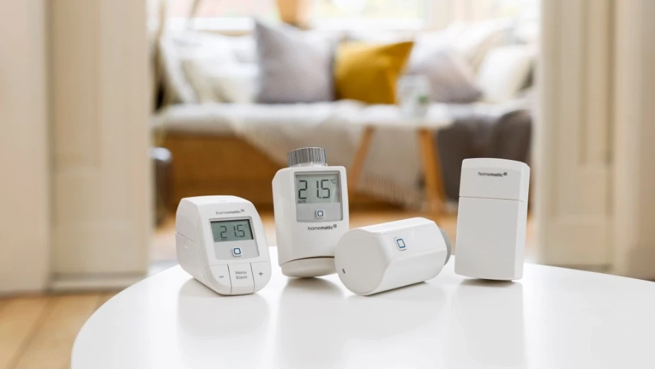 Homematic IP verschiedene Modelle von Heizkörperthermostaten auf Tisch präsentiert