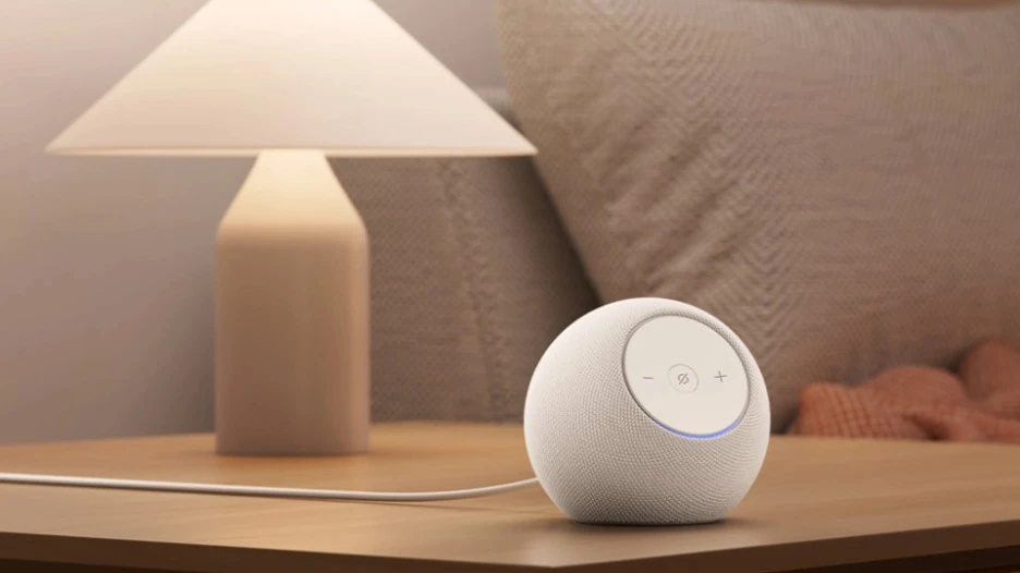 Amazon Echo mit Alexa in Schwarz auf dem Nachttisch