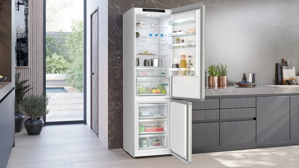 Geöffneter smarter Kühlschrank von Siemens in Küche