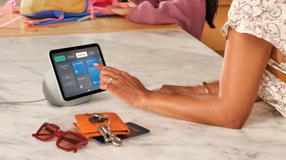 Amazon Echo Show 10 auf Esstisch