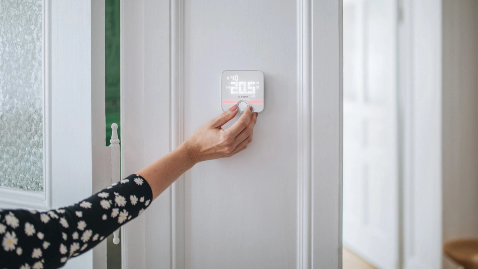 Smartes Fußbodenheizungsthermostat von Bosch an Wand