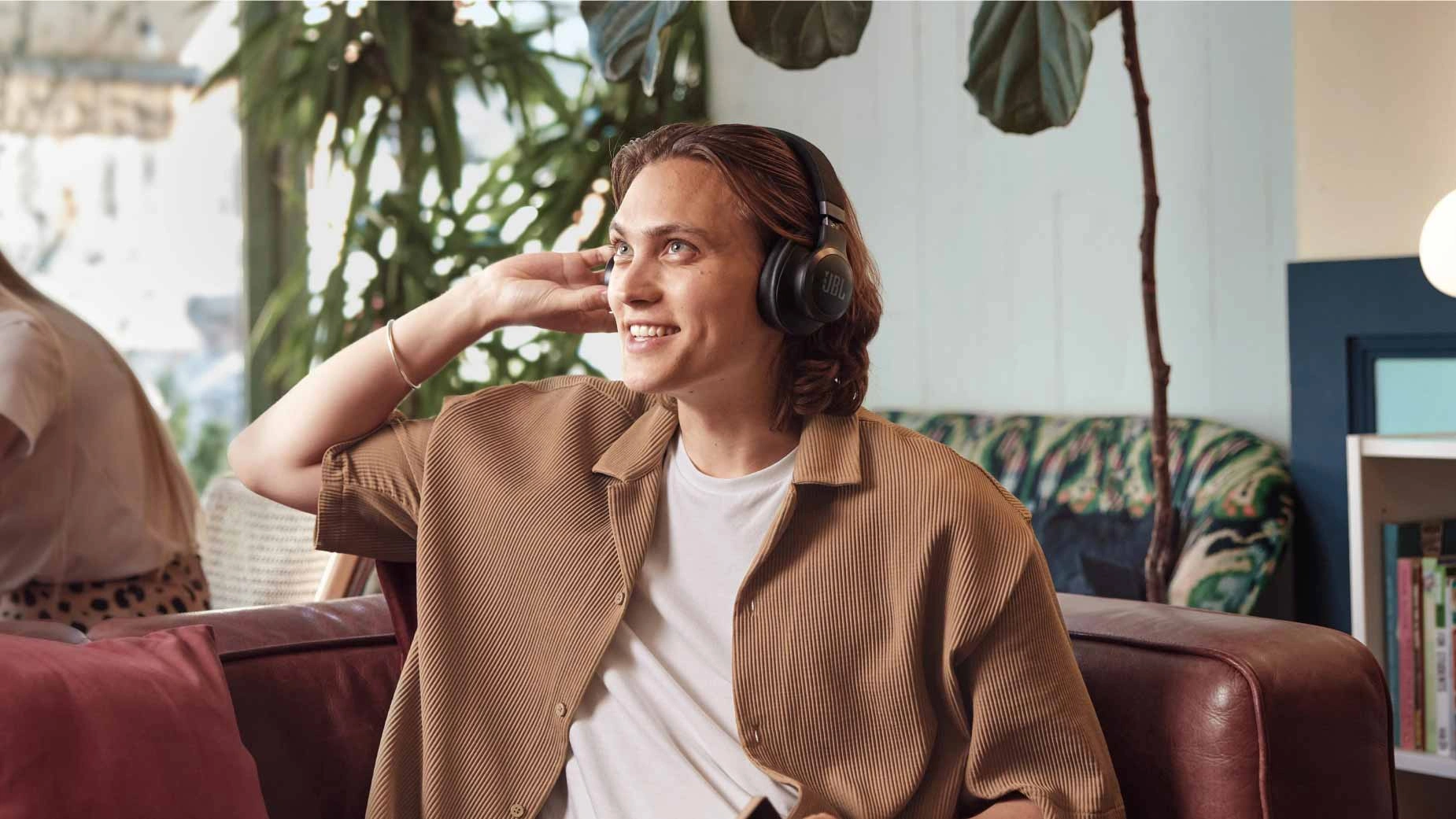 Mann hört Musik mit JBL Over-Ear-Kopfhörern