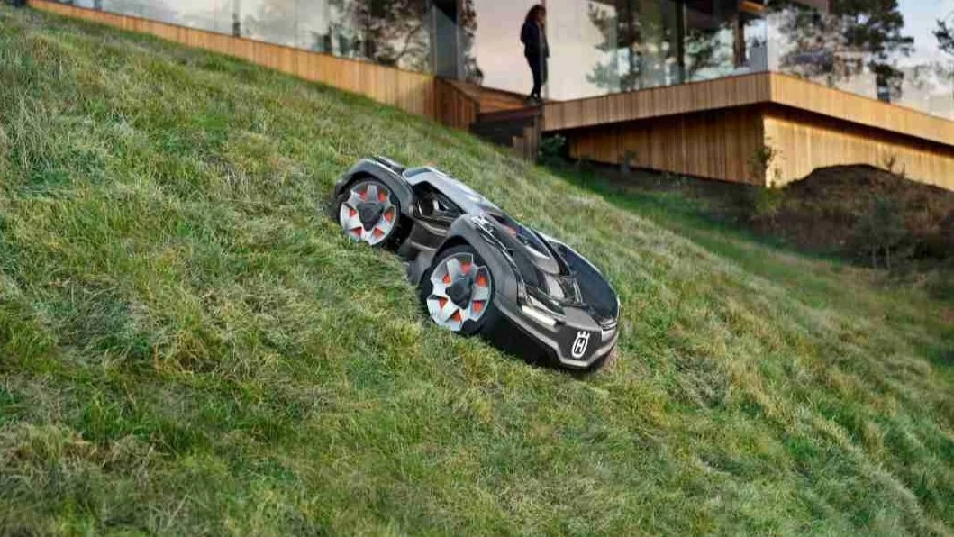 Husqvarna Automower 435X an steilem Hügel