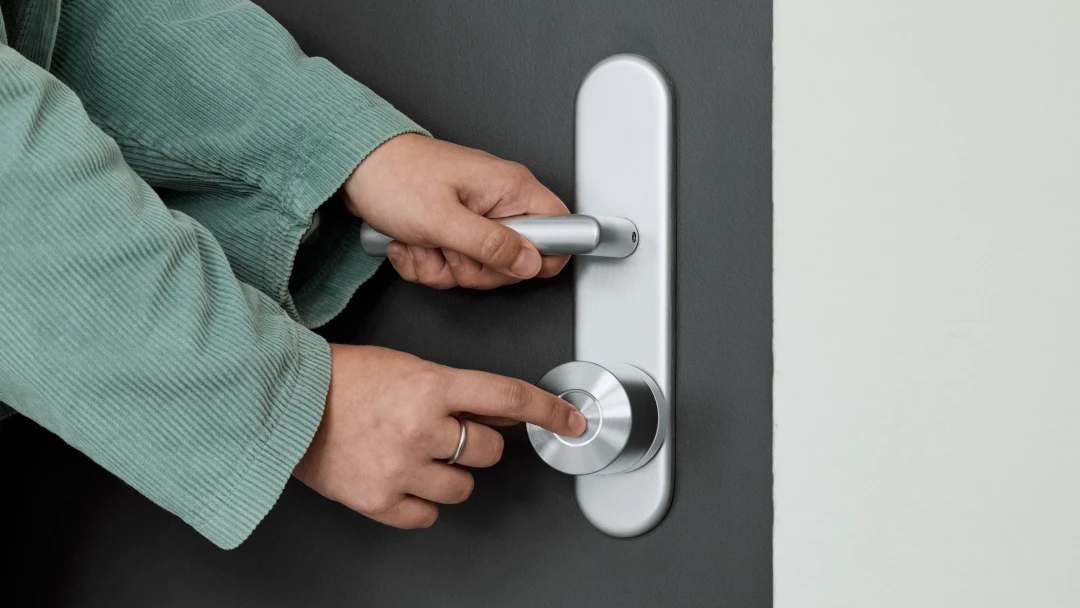 Nuki Smart Lock Ultra an Türschloss wird bedient