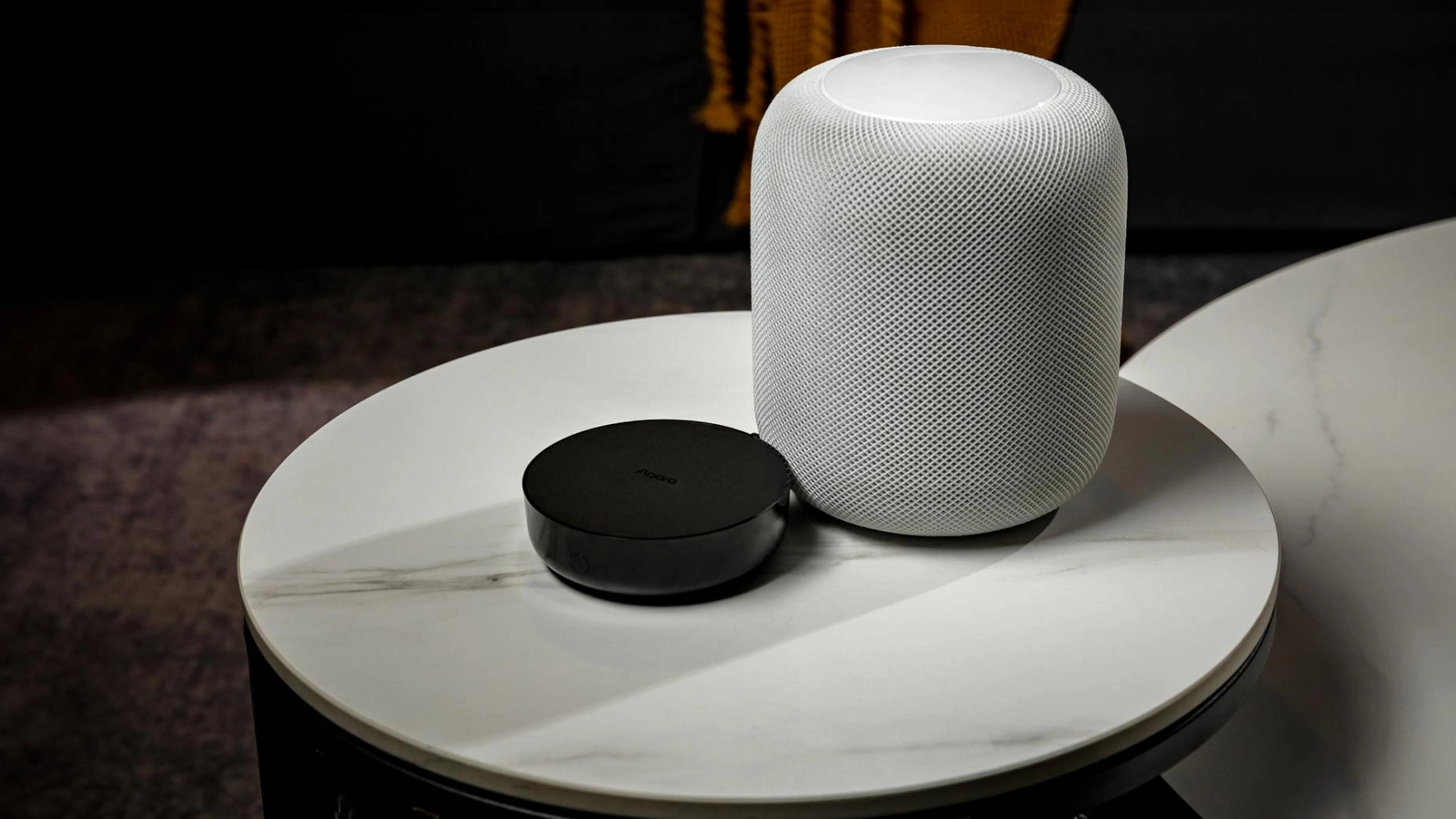 Aqara Hub M2 liegt neben Apple HomePod