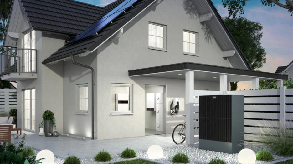 Viessmann Vitocal Wärmepumpe vor dem beleuchteten Haus mit Blick in den Hauswirtschaftsraum