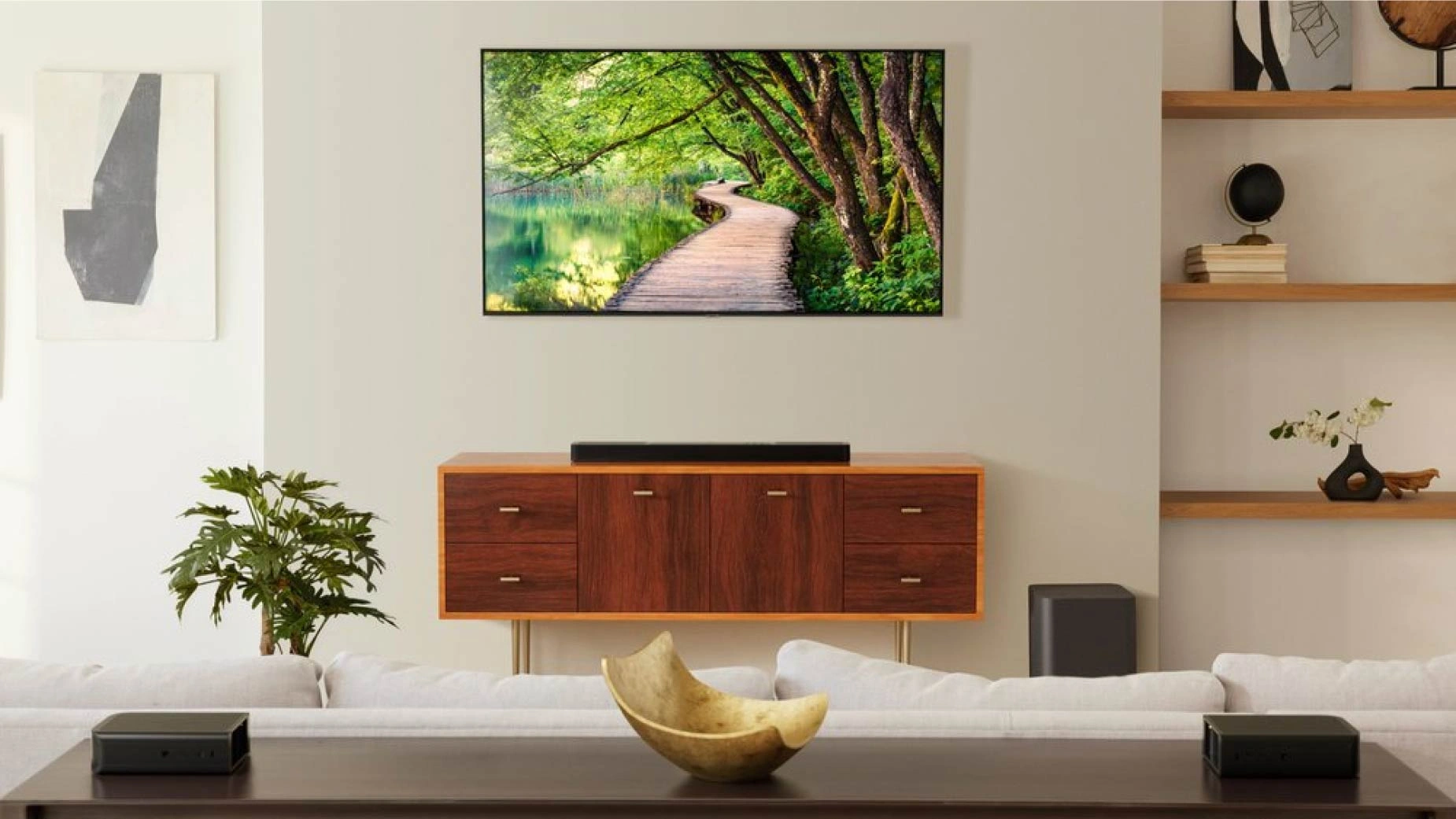 JBL Smart Home Soundbar liegt auf TV-Lowboard