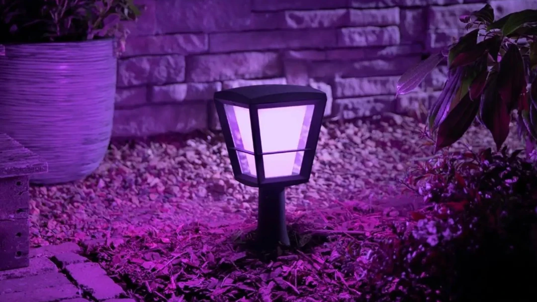 Philips Hue Wegeleuchte im Blumenbeet