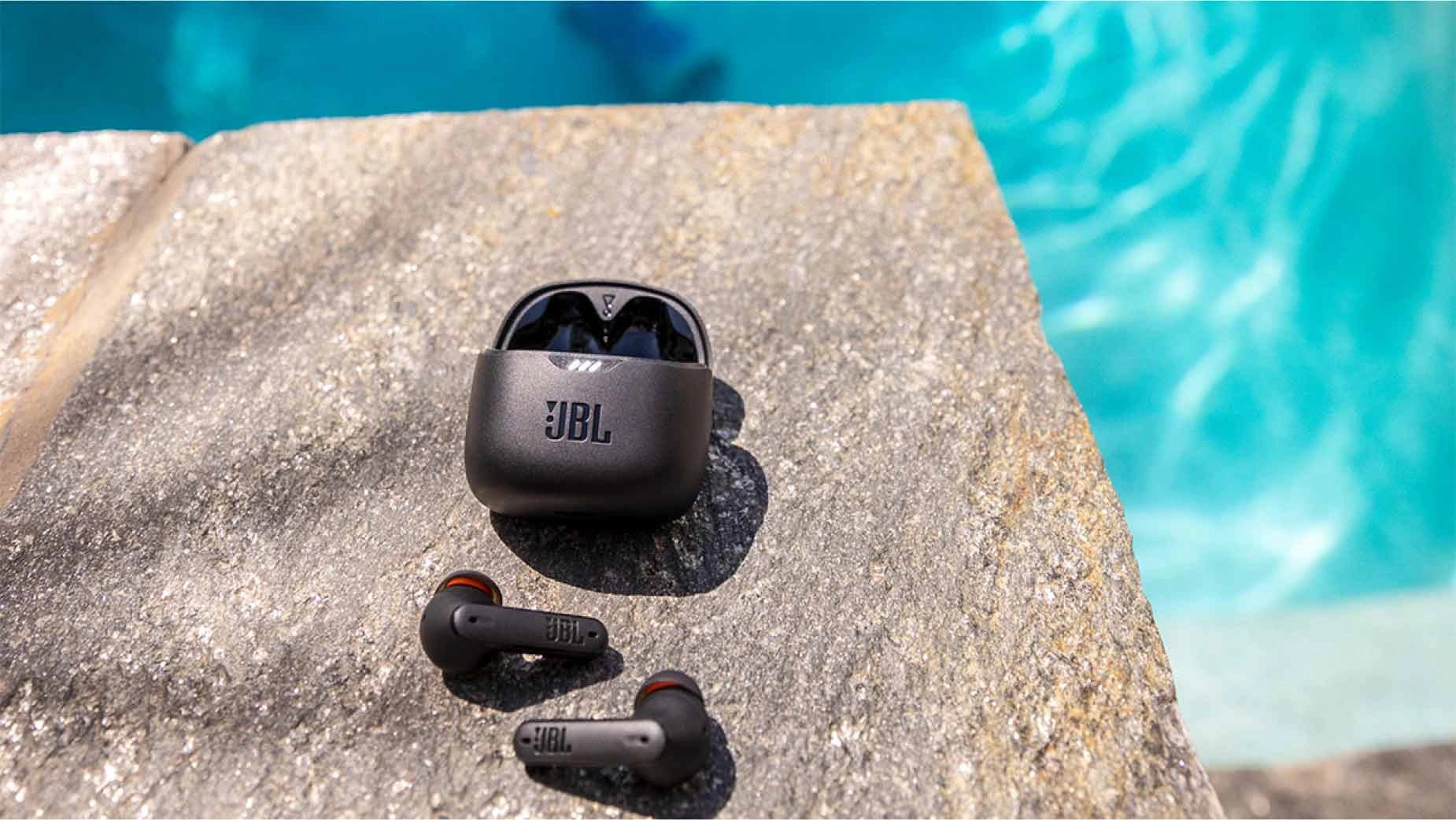 JBL Bluetooth-In-Ear-Kopfhörer am Pool
