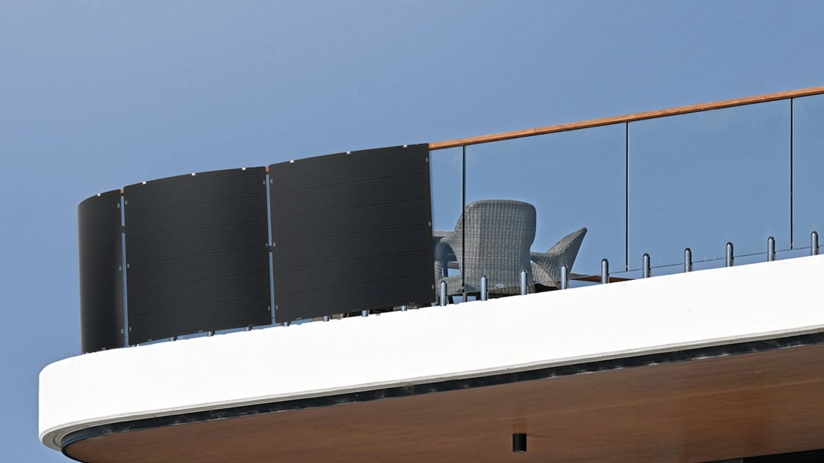 Flexible Solarpanele von Marstek gebogen an rundem Balkongeländer