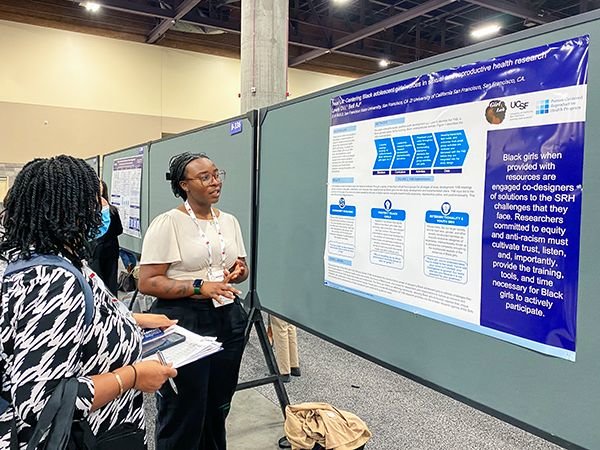 SF BUILD scholar Destinee Unique Lewis (right) presents her poster to a judge at ABRCMS 2023. Photo courtesy SF BUILD. 