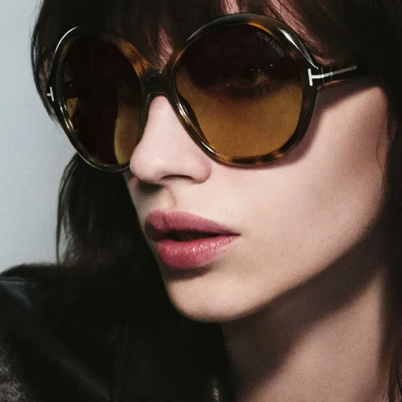Donkere grote zonnebril van Tom Ford bij vrouw