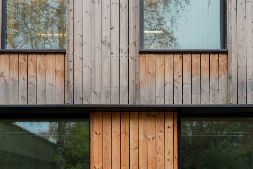 Close up image of Bronsø Thermo Wood Cladding at Valhøj Skole 