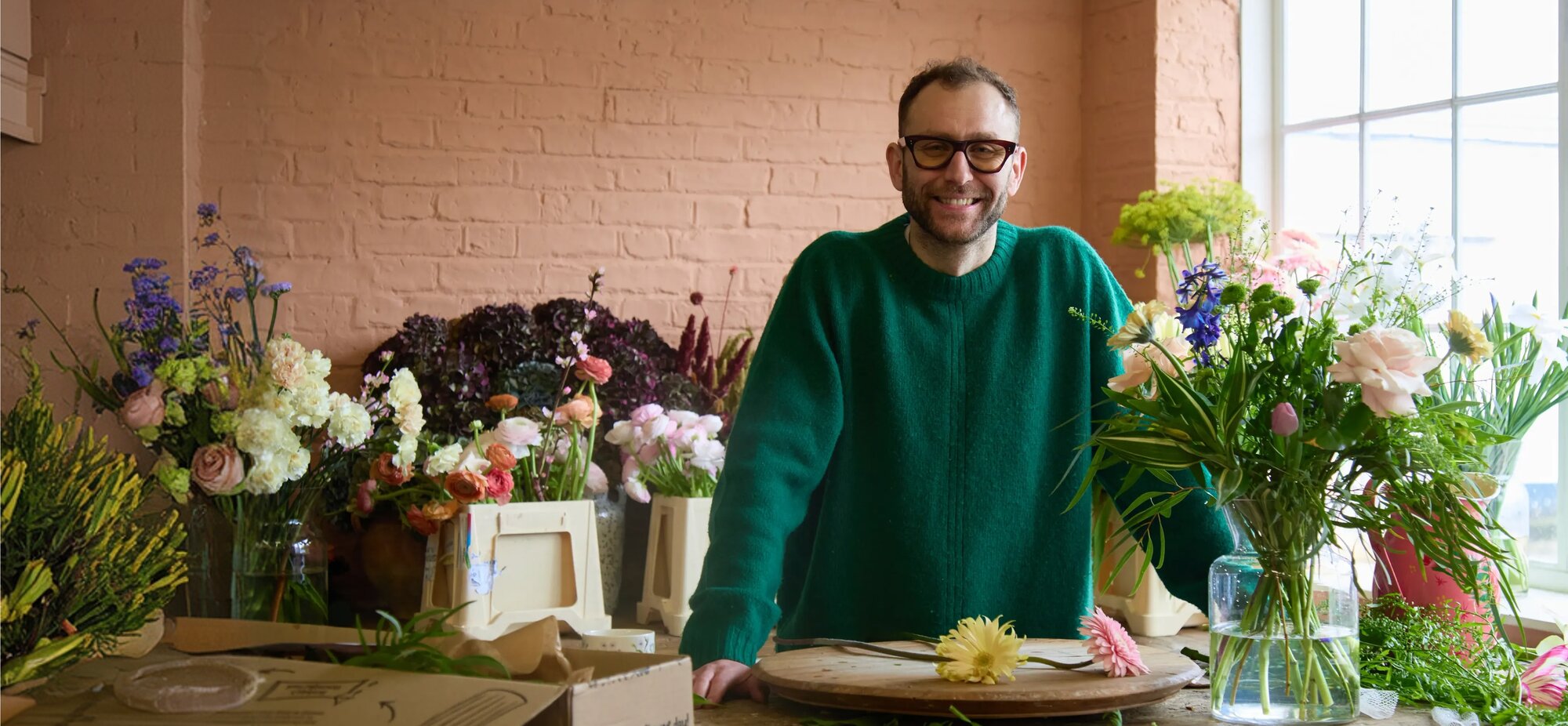 Wie arrangiert man Blumen? Das ist gar nicht kompliziert! Entdecke jetzt unsere besten Tipps für wundervolle Blumenarrangements in deinem eigenen Stil.