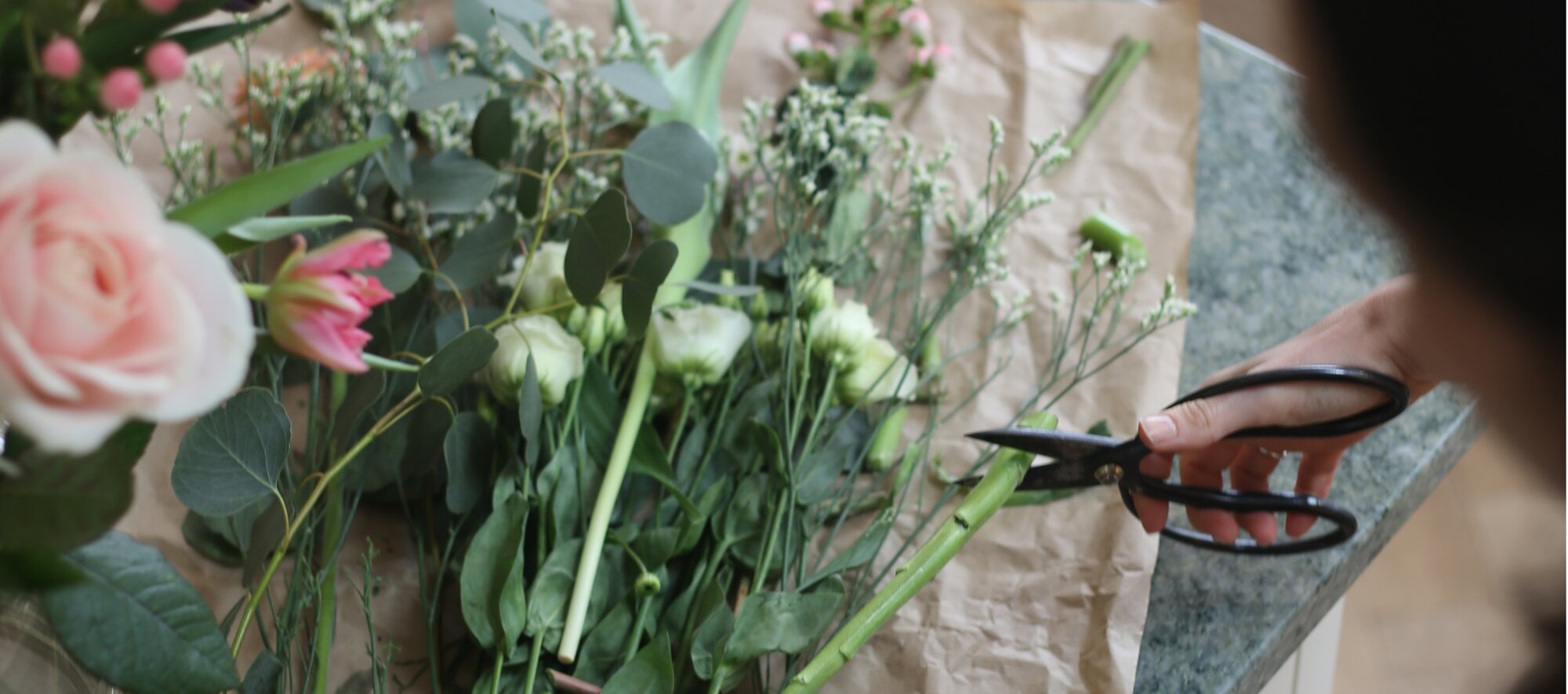 Hol dir praktische Tipps, wie du Blumenstiele für die Vase kürzen kannst. Für Blumen, die lange frisch bleiben. Jetzt lesen!