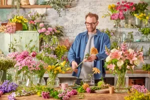 Wie schneidet man Blumen am besten an, damit sie länger frisch bleiben?