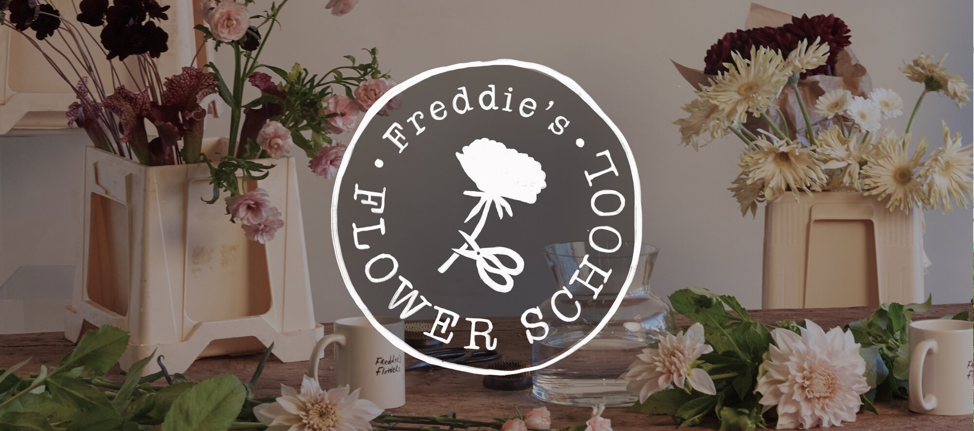 Gestalte aus deinen Herbstblumen einen herbstlichen Blumenstrauß mit diesen praktischen Tipps zu Farben, Arrangement und Pflege. Jetzt inspirieren lassen!