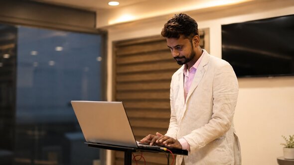 Online MBA for Mid-Level Managers: Promotion, Leadership and Executive Growth Guide