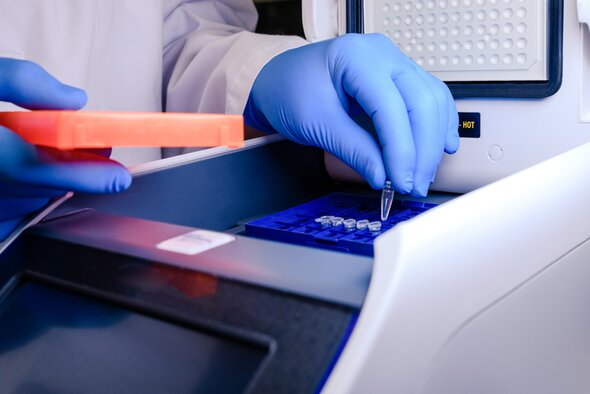 Image showing PCR machine and reaction tubes to depict T4 DNA ligase