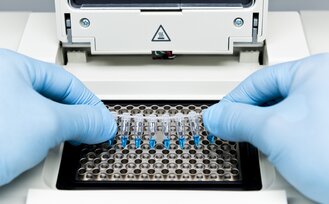 Image showing PCR machine and reaction tubes to depict T4 DNA ligase