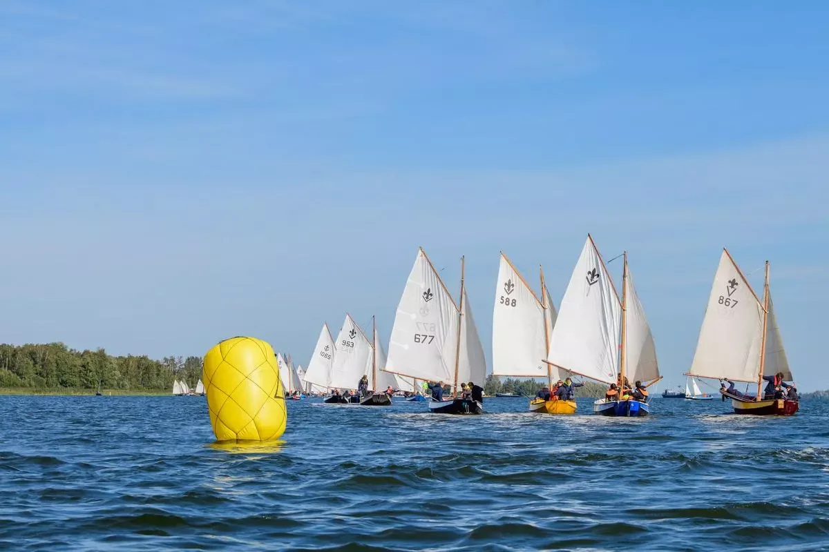 de Tonijn 828 vaart voor de wind op de landelijke zeilwedstrijden (LSZW) in Zeewolde