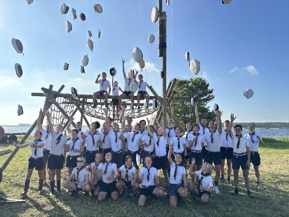 Een groepsfoto van alle zeeverkenners bij op het kampterrein aan het Veerse Meer in Zeeland op zomerkamp 2024