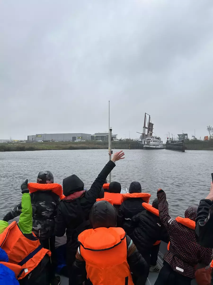 de dolfijnen varen achter de pakjesboot van sinterklaas aan door de haven van bergen op zoom