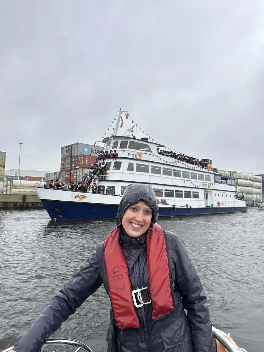 de pakjes boot van sinterklaas vaart door de haven van bergen op zoom met alle pieten op het dek