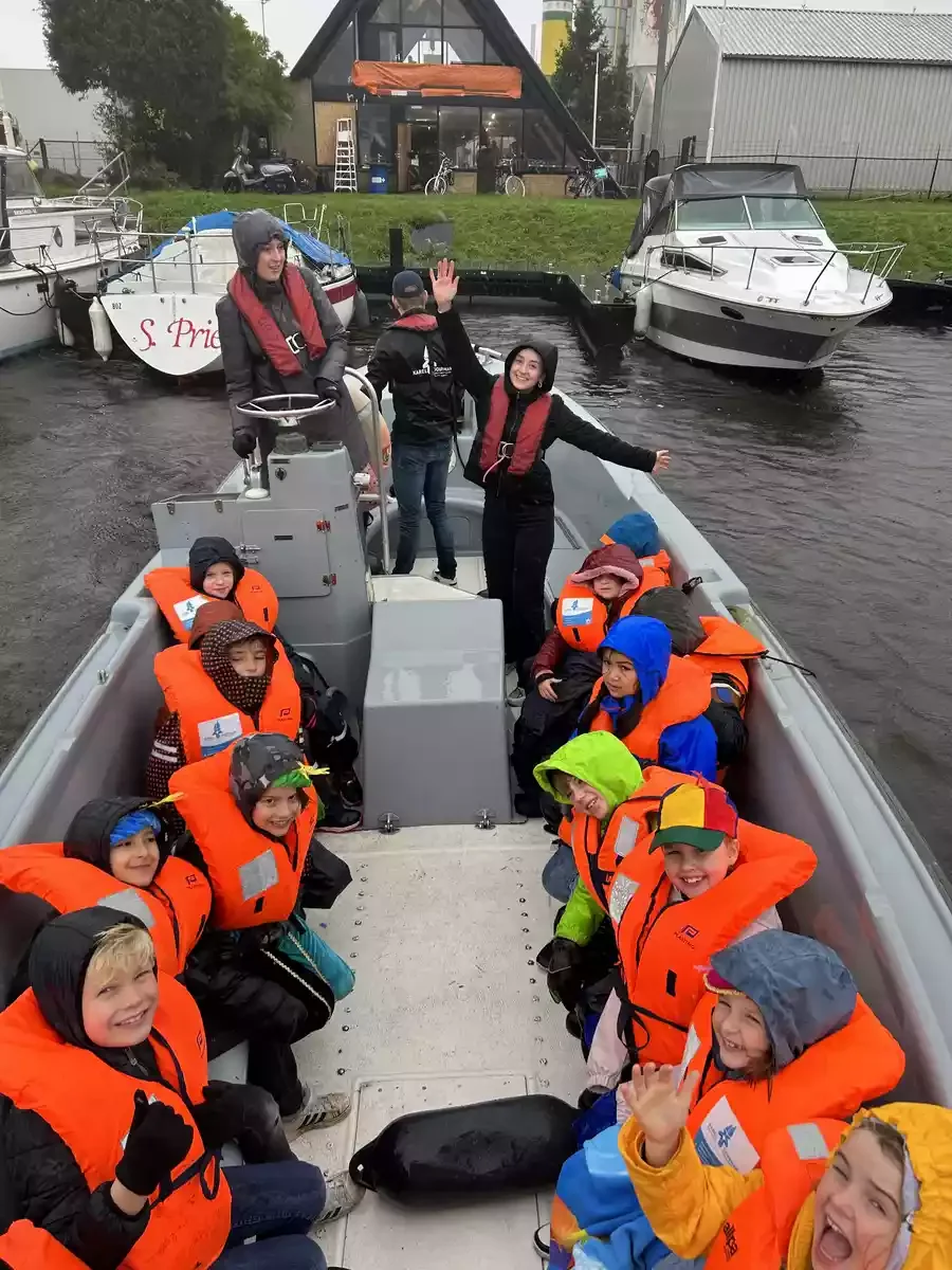 de dolfijnen zitten blij in de boot na de intocht van sinterklaas in bergen op zoom