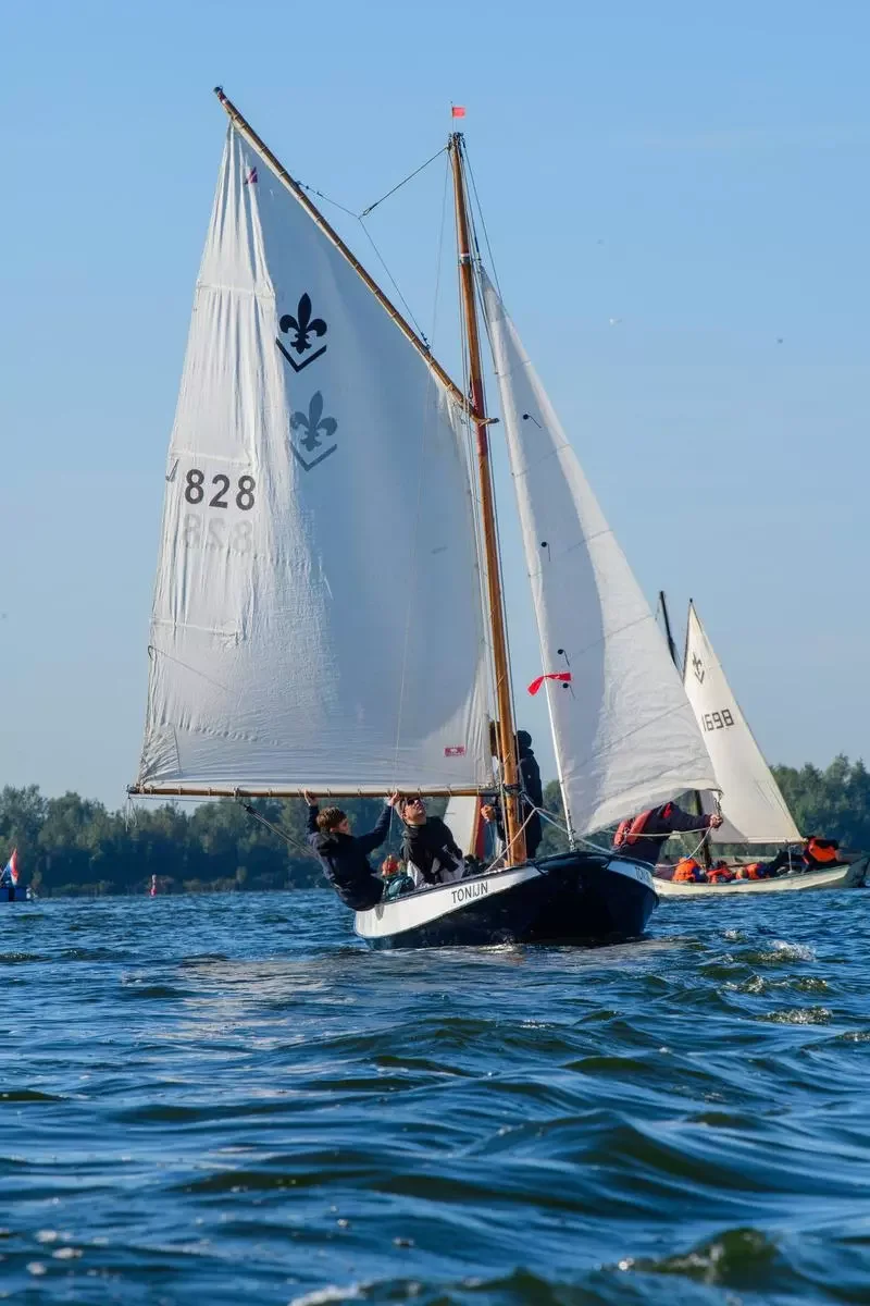 de Tonijn 828 vaart voor de wind op de landelijke zeilwedstrijden (LSZW) in Zeewolde