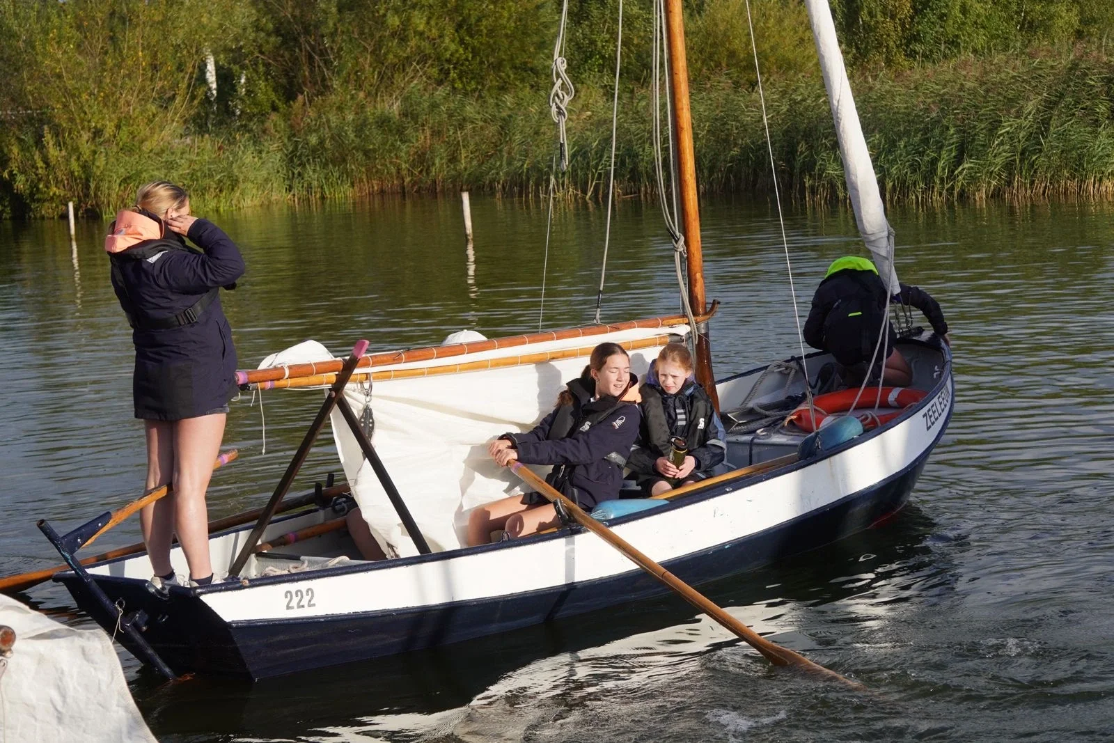 De zeeverkenners meisjes roeien een lelievlet op de landelijke scouting zeilwedstrijden (LSZW) in Zeewolde 2024