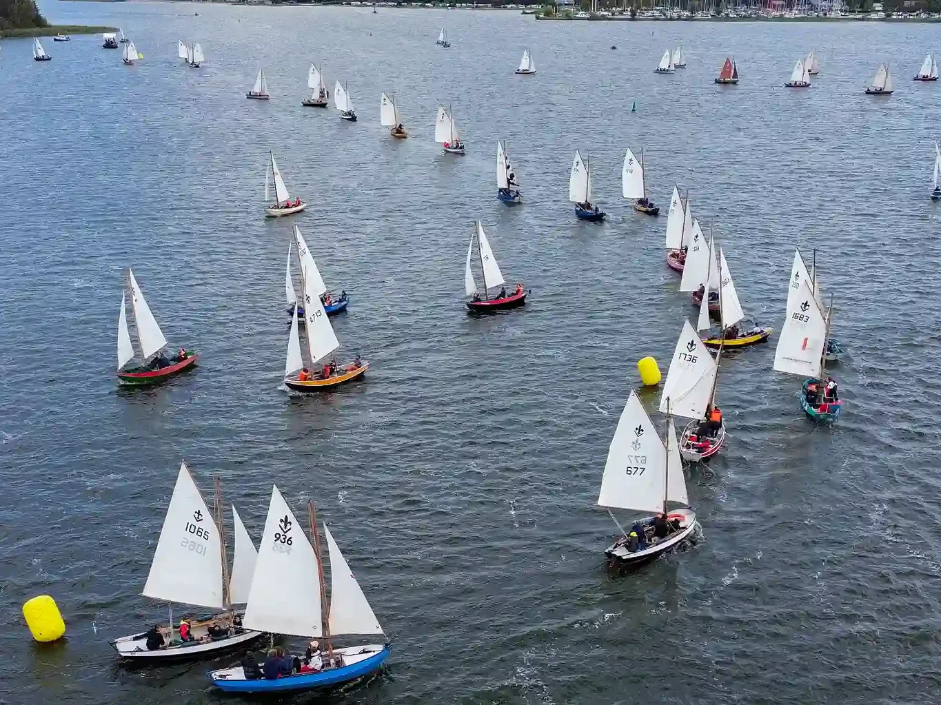 de Tonijn 828 vaart voor de wind op de landelijke zeilwedstrijden (LSZW) in Zeewolde