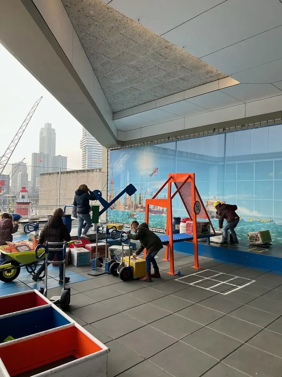 de dolfijnen spelen op de speelplaats van het Martitiem museum in Rotterdam