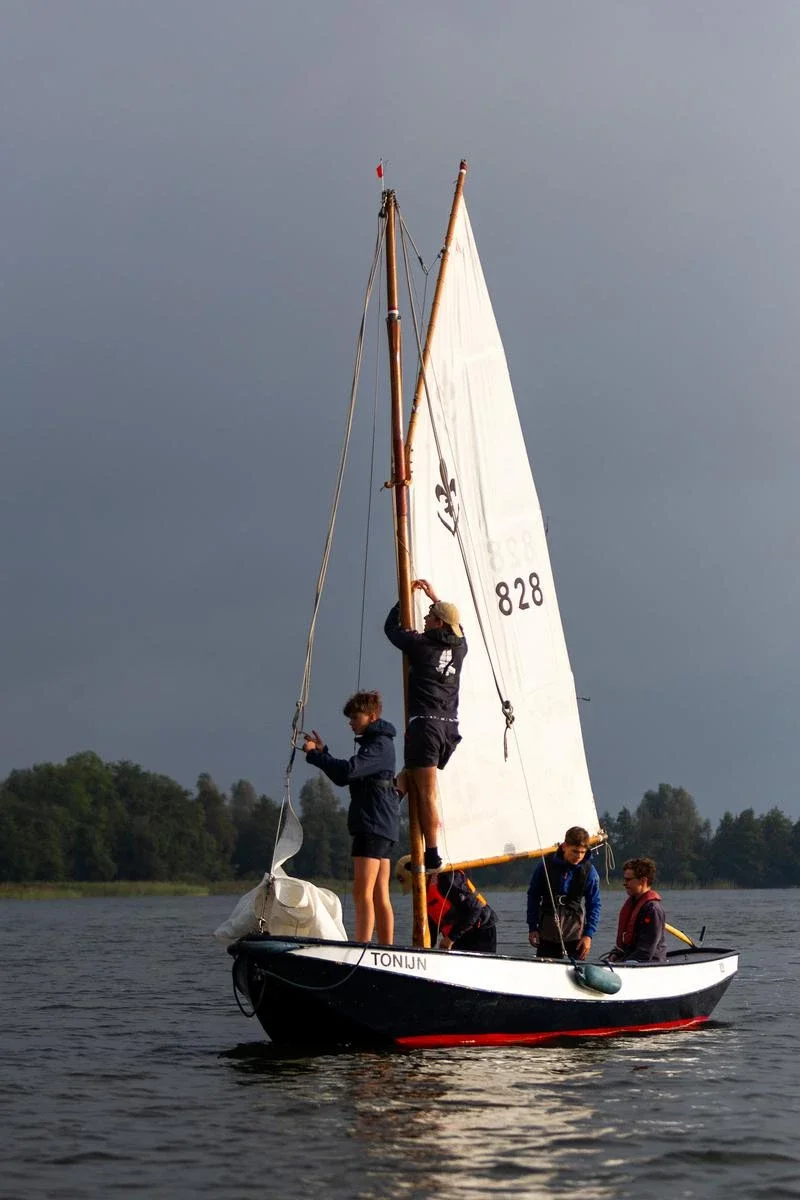 de bemanning van de Tonijn 828 maakt de boot klaar voor de wedstrijd bij de landelijke zeilwedstrijden (LSZW) in Zeewolde