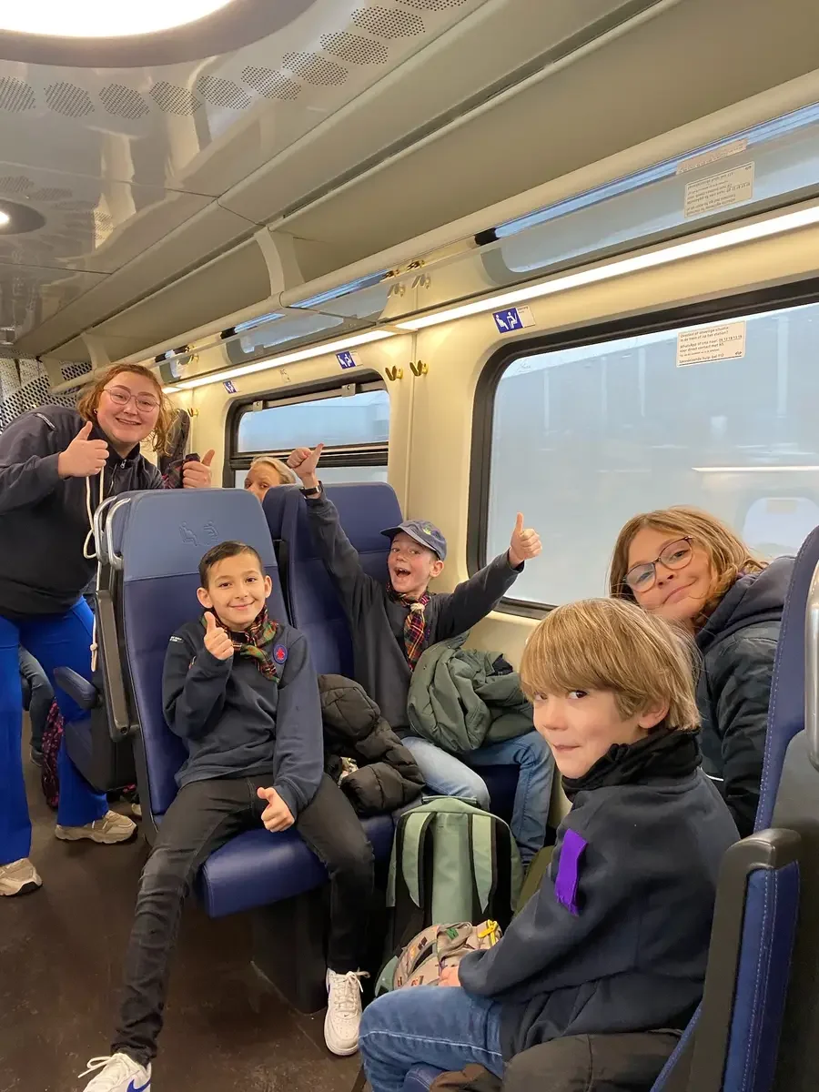 de dolfijnen zitten in de trein naar het Martitiem museum in Rotterdam