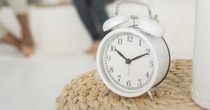 clinician using 8-minute rule cheat sheet