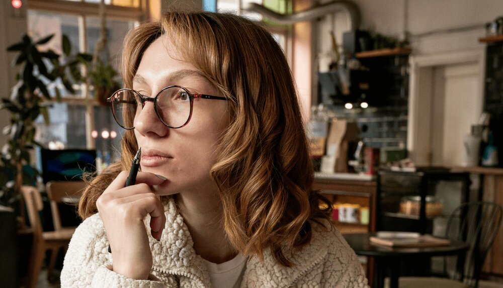 woman looking pensive and doing the putting thoughts on trial exercise