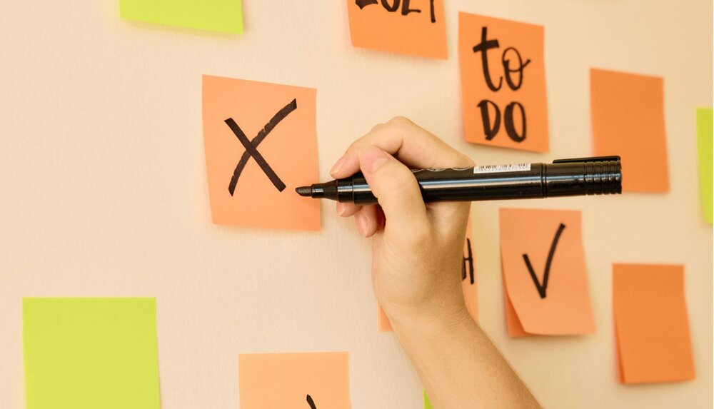 person using grow model template to and post-its to track goals