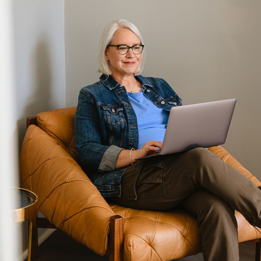 A speech-language pathologist uses her laptop to search for the best EMR for speech-language pathologists (SLPs). Read on for our choices for the top EMR for speech therapy.