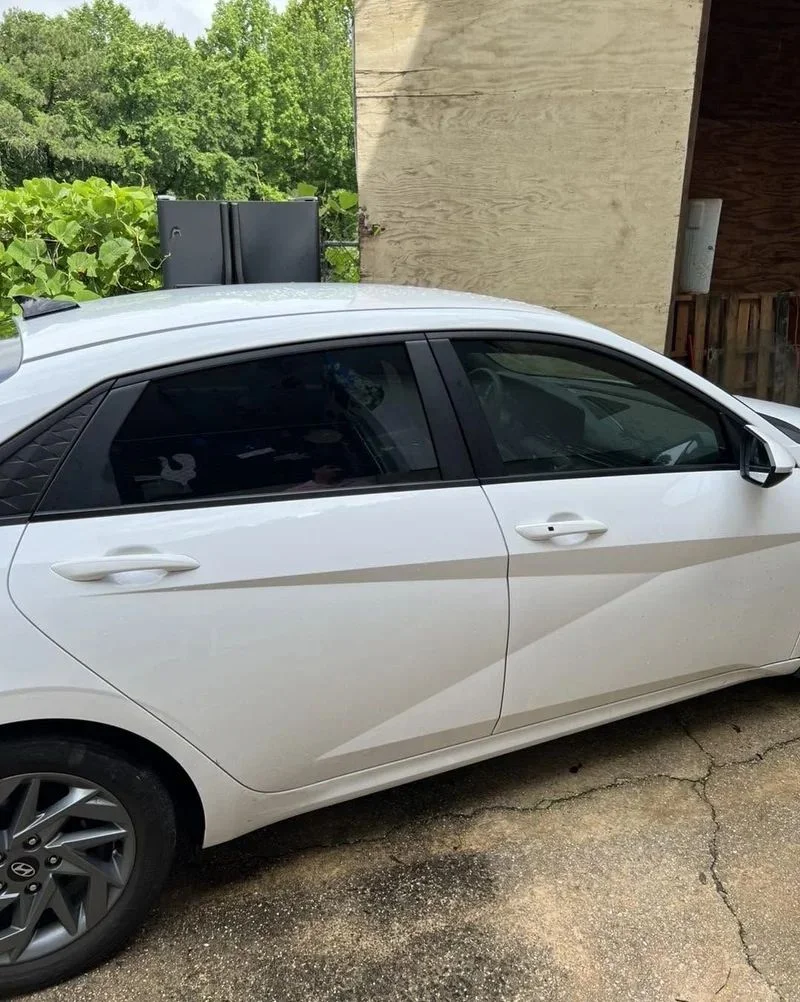 White Hyundai Elantra side profile