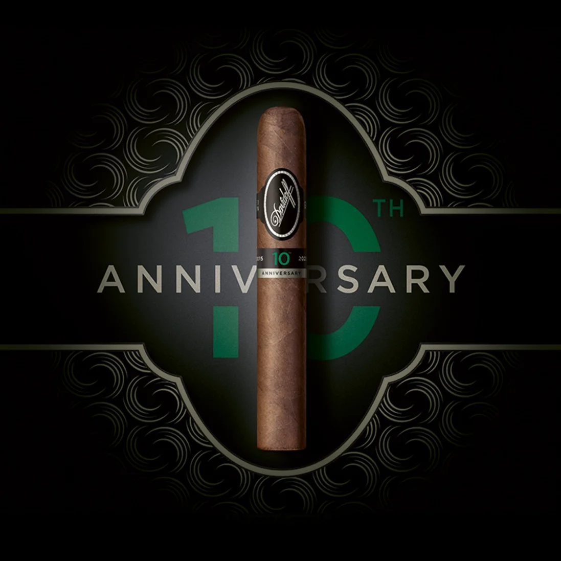 Die Davidoff Escurio 10th Anniversary Limited Edition Zigarre vor ihrem grün-schwarz-goldenen Logo. 