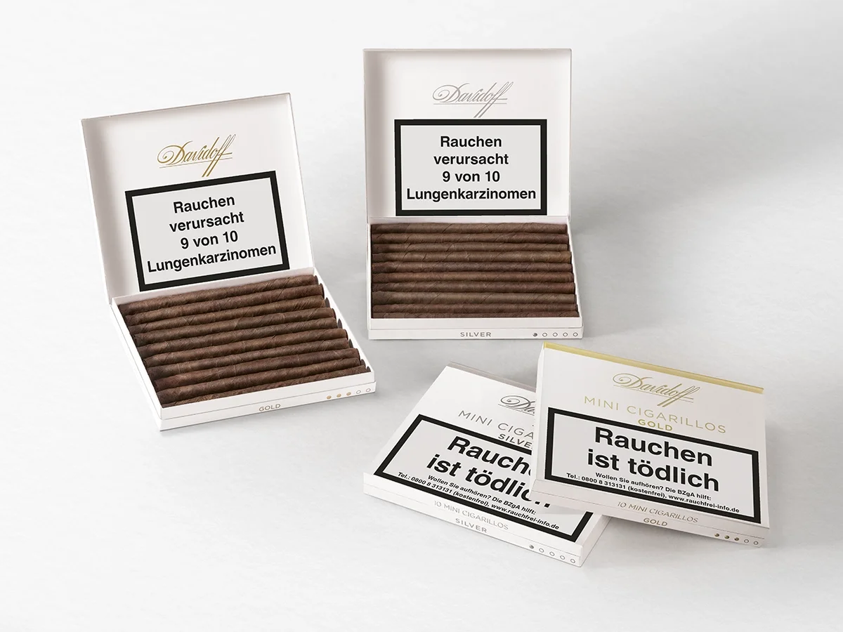 Geöffnete Schachteln Davidoff Mini Cigarillos Silver und Gold nebeneinander.