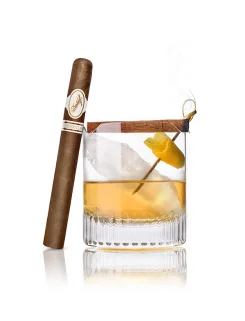 Davidoff Colorado Claro Double R-Zigarre neben einem Mezcalo-Cocktail mit Eis und Zitronenzeste.