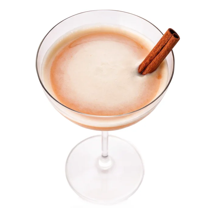 Morning Coffee Cocktail mit Zimtstange, passend zu einer Davidoff Signature Zigarre.